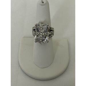 Beautiful Silver Tone Cubic Zirconia Cocktail Ring Size 7.5
